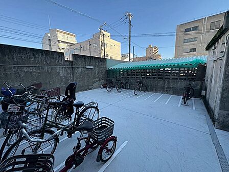 【駐輪場】屋根ございますので、雨で自転車が濡れないのは、嬉しいポイントですね！
