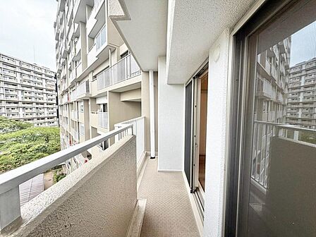 【東面と西面の両面バルコニーです!風通しもよく心地よい住まいです♪バルコニー2か所あるので、洗濯物の多い日も安心ですね!
