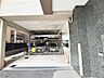 エントランス：【駐車場】敷地内駐車場ございますよ！空き状況確認必要です！詳しくは担当までお問い合わせください！