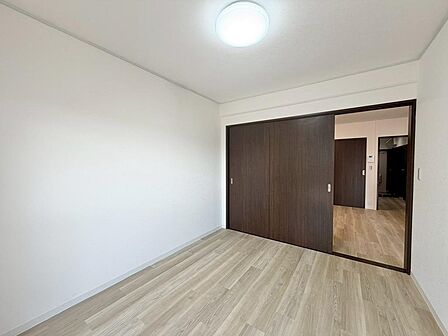 クロス張り替えております！綺麗な壁紙で部屋が明るく見えて気持ちも明るくなりますね♪