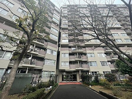 ゆとりのある約９．８帖の洋室あります！大型家具もレイアウト自在です♪個性溢れる住まいにして下さいね♪