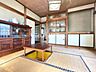室内：掘りごたつのある心地よい和室です。足を伸ばしてゆったりとくつろげる癒やしの空間で、のんびりと会話を楽しむ団らんの時間が生まれます。