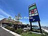 周辺：HALUNAMO 2842mコープみさと店、サンキ、セリア、サンドラッグ、コインランドリーなど揃ったモール