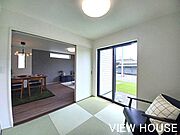 ■4.5帖和室｜普段はお子様のプレイスペース、急な来客時にはゲストルームなど、ライフスタイルに合わせて柔軟に活用できる便利な空間です♪