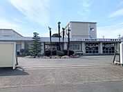 伊勢崎市立第三中学校 1021m学校に隣接して伊勢崎市華蔵寺公園運動施設があるので、陸上競技場、体育館など行事や授業等に利用しており教育環境に恵まれています♪