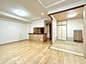 リビング/ダイニング：部屋の間仕切りに大きく開口できる引き戸を採用しています。閉じれば個室として、開ければオープンな続き間としてお使い頂けます。