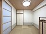和室：約6帖の和室です。畳は程よい硬さとクッション性を兼ね備えているため素足でも心地よくリラックスして過ごせるお部屋になっています。