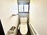 トイレ：玄関横にはトイレがございます。窓があり閉塞感を感じない空間です。