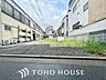 駐車場：夕暮れ時に迎える優しい光。暖かく心休まるほっとする瞬間。家族のもとへ。幸せのもとへ。
