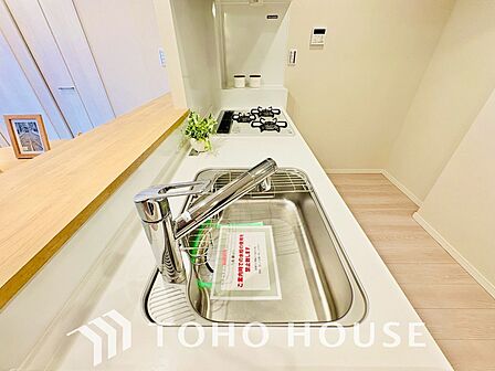 手元の収納から、足元の収納までが全てスライド式で、奥のスペースまで有効に活用できます。奥まで上から見渡せるので、たまにしか使わない調理器具もサッと取出せます。