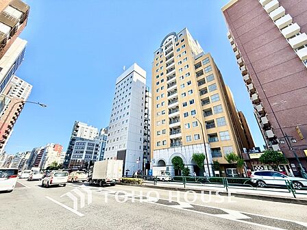 ◆木漏れ日◆の様な採光が優しく足元を照らし、心地いい暮らしの道しるべを写し出す。この空間で過ごす家族との語らいの時間がとても素敵で幸せを感じるかもしれない。