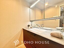 【Wash basin】十分な大きさの洗面台は収納力大。身だしなみチェックや歯磨きなど、朝の慌ただしい時間でも余裕とゆとりを感じられる。