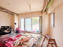 広々としたキッチンのシンクは、料理の準備と片付けを楽にし、使いやすさを最大限に引き立てます。