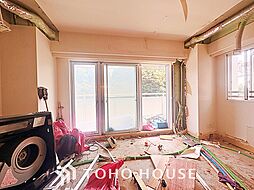 ◆サンサンと◆差し込む太陽の光がこのリビングに笑いをもたらす。ソファの上のクッションがポカポカした暖気にぬくぬくと微睡んでいる。