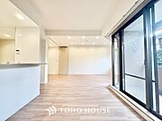 【Cool wind】◆窓を開けると◆冷涼な風、そよぐリビング。だんらんの場所はここから始まり、ここで終わる。家族の笑顔が集う素敵な場所だから、こだわり抜いた思いが詰まっているのだと思う。