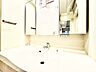 洗面：◆窓を開けると◆冷涼な風、そよぐリビング。だんらんの場所はここから始まり、ここで終わる。家族の笑顔が集う素敵な場所だから、こだわり抜いた思いが詰まっているのだと思う。