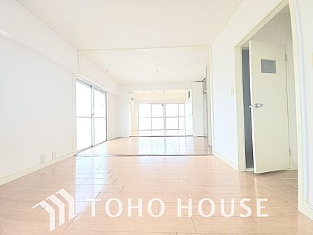 白を基調とした、清潔感あふれる明るい室内です。フローリングは温かみのある木目調で、家具を選びません。大きな窓から光がたっぷりと入り、開放的な空間です。