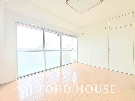温かみのある木目調のフローリングと白い壁が、子供部屋にもぴったりの明るい空間です。大きな掃き出し窓から光が入り、のびのびと過ごせます。隣の部屋と繋げて使うことも可能です。