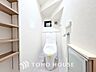 トイレ：【Toilet】トイレも全て新品に交換されており、清々しく新生活を始めることができます。白基調の清潔感のある空間に生まれ変わりました。
