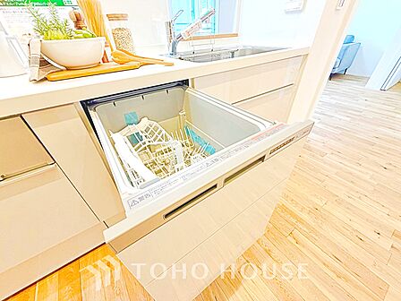 【Kitchen】美しく使いやすいキッチンは油汚れが簡単に拭き取れる素材で加工されており、浄水器シャワーから流す水の音を軽減する静かなシンクを採用。見えないところにさり気ない配慮が嬉しい