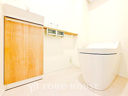 【toilet】トイレットペーパーの使用回数を減らせることです。 シャワートイレを使用すれば、洗浄して汚れを落とすことができるため、トイレットペーパーの使用を最小限にとどめることができます。