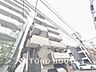 外観：【ENTRANCE】◆家族◆家で家族と過ごす時間は限られている。帰りを待つ家族の元へと急ぐときの弾む思い。そんな思いを引き立てる邸宅。