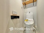 清潔感あるホワイト調のクロスと温もり溢れるモダンカラーの床材が見事に調和した本邸宅は、毎日の生活を少しでも快適に過ごして頂ける様に落ち着いた雰囲気作りから行っています。