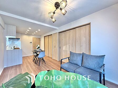 居心地のいい暮らしには欠かせない眩い採光。ゆったりとした幅の窓からこの空間に降り注ぐ採光が絶えない。明るいリビングこそ居心地のいい暮らしが待っているのだと思う。