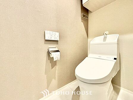◆トイレ◆トイレも全て新品に交換されており、清々しく新生活を始めることができます。白基調の清潔感のある空間に生まれ変わりました。
