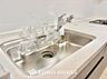 キッチン：【Kitchen】調理しながらもご家族のお顔が見れるカウンターキッチン。ついつい料理中お子様の様子が気になるもの。安心してお料理に取り組んでいただけます。会話だって自然とはずむはず。