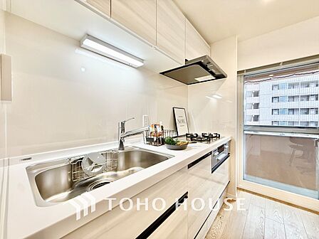 ◆キッチン◆美しく使いやすいキッチンは油汚れが簡単に拭き取れる素材で加工されており、浄水器シャワーから流す水の音を軽減する静かなシンクを採用。見えないところにさり気ない配慮が嬉しいですね