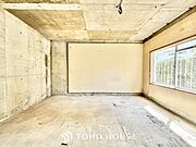 ◆キッチン◆美しく使いやすいキッチンは油汚れが簡単に拭き取れる素材で加工されており、浄水器シャワーから流す水の音を軽減する静かなシンクを採用。見えないところにさり気ない配慮が嬉しいですね