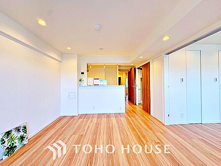 ここはみんなが集い、食事と楽しい会話が始まる場所。話に夢中になりすぎて、ついつい時を忘れ、夜半過ぎになってしまう。そんな束の間の幸せを感じさせてくれます。