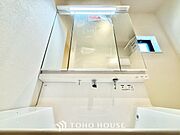 【Wash basin】十分な大きさの洗面台は収納もさる事ながら、身だしなみチェックや歯磨きなど、朝の慌ただしい時間でもホテルライクなスペースで余裕とゆとりを感じて頂けます。