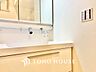 洗面：【Wash basin】十分な大きさの洗面台は収納力大。身だしなみチェックや歯磨きなど、朝の慌ただしい時間でも余裕とゆとりを感じられる。