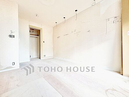 【Kitchen】機能性と美しさを兼ね備えた設計。収納もしっかり確保され、生活感をすっきり保てます。日々を整えるキッチンです。