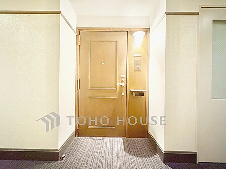 【Entrance】帰るたびにほっとする佇まい。落ち着いたデザインが住まいの品格を高めます。安心感のあるエントランスです