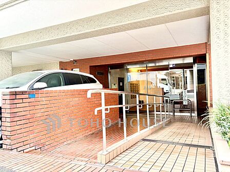 【エントランス】住まう方や訪れる人を優しく迎えてくれるエントランス。マンションの顔となる落ち着いた空間です。