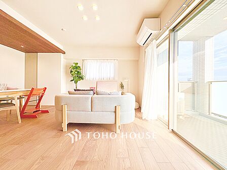 【リビング】柔らかな光が差し込む。笑顔が広がる。