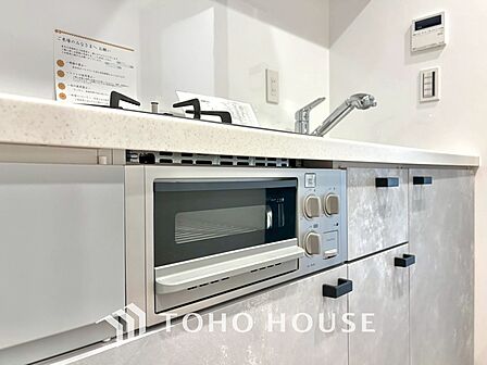 キッチンは家族の絆を育む大切な空間。シンプルで使い易いシステムキッチンで愉しく作る料理は愛情のある美味しいご馳走に。家族で使えるダイニングキッチンです。