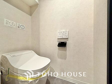 清潔感あるホワイト調のクロスと温もり溢れるモダンカラーの床材が見事に調和した本邸宅は、毎日の生活を少しでも快適に過ごして頂ける様に落ち着いた雰囲気作りから行っています。