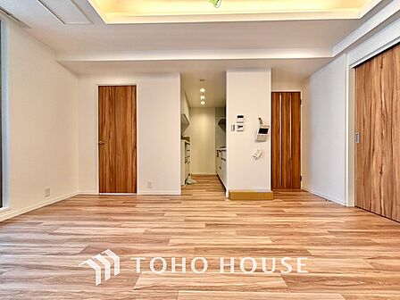 ここはみんなが集い、食事と楽しい会話が始まる場所。話に夢中になりすぎて、ついつい時を忘れ、夜半過ぎになってしまう。そんな束の間の幸せを感じさせてくれます。