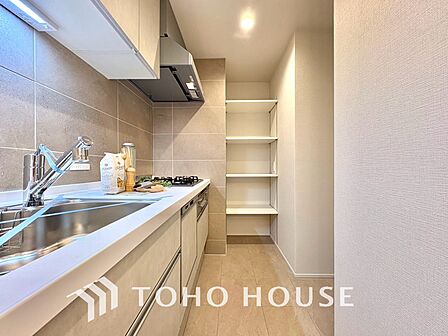 【KITCHEN】◆ワクワク◆開放的で機能性も高いシステムキッチン。お子様は毎日のご飯にワクワク!