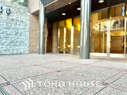 【ENTRANCE】◆家族◆家で家族と過ごす時間は限られている。帰りを待つ家族の元へと急ぐときの弾む思い。そんな思いを引き立てる邸宅。