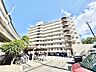 外観：陽光をたっぷりと受ける開放的なロケーション。ゆとりある敷地に佇む存在感あふれるレジデンスは、良好な管理体制も魅力です。
