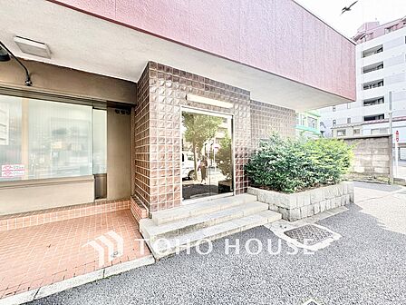 都心の喧騒から一歩離れた穏やかな入口空間。毎日の帰宅が少し楽しみになる迎賓空間です。