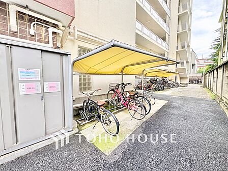 屋根付きの駐輪スペースを確保。雨の日も大切な自転車を守り、通勤・通学にも便利です。