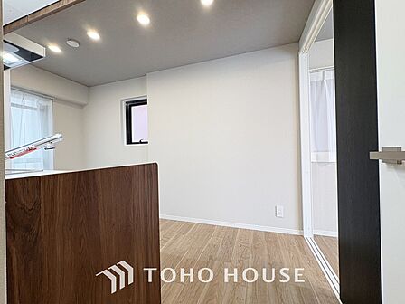 【Living room】◆リビング◆家族への思いを抱きながら、平和に過ごす悠久の時。あたかかく感じるのは、日当たりだけではない。広く和やかに暮らせる空間と、家族の存在を噛みしめて。