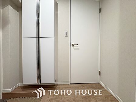 【closet】奥行きのあるクローゼットを採用。衣装ケースや、掃除機といった電化製品まで多くの物を収納できるようなつくりになっております。是非一度、ご自身の目でお確かめ下さい。