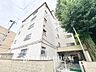 外観：右手に配された豊かな樹木が、都会の喧騒を忘れさせてくれるような落ち着きあるアプローチを演出しています。